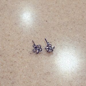 Women’s fashion earrings silver floral studs